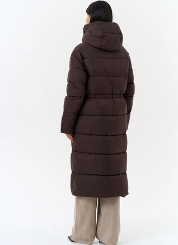 Женский пуховик коричневого цвета с капюшоном