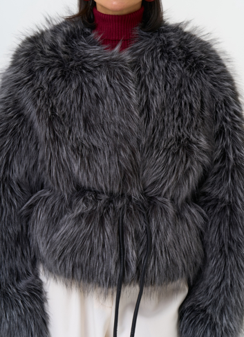 Короткая куртка из эко меха с декоративным поясом