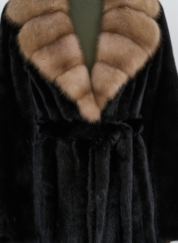 Шуба из меха норки с воротником из меха куницы