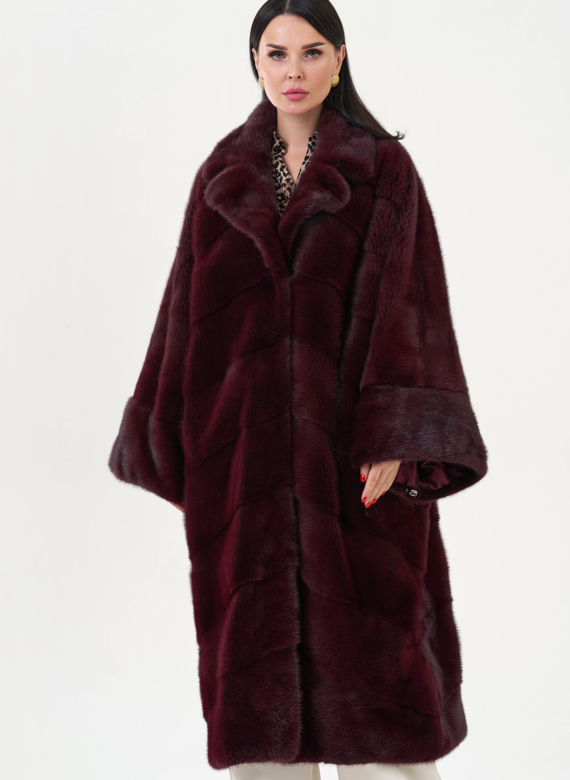 Шуба из меха норки бордового цвета