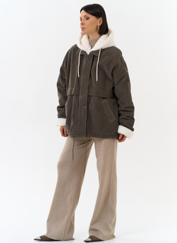 Женская утепленная куртка с отделкой из эко меха