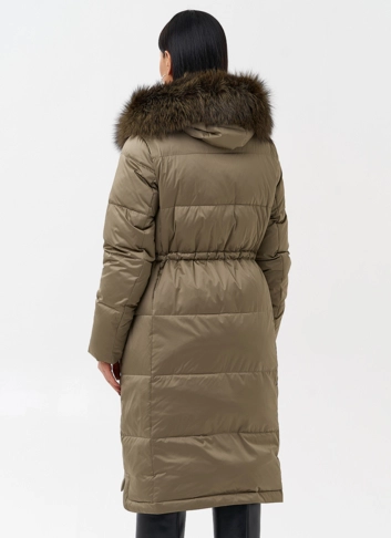 Женский пуховик с отделкой из меха чернобурки