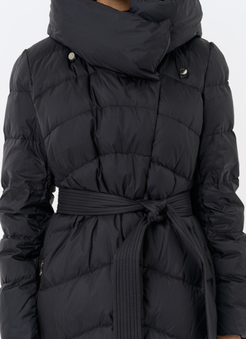 Женский длинный пуховик черного цвета с капюшоном