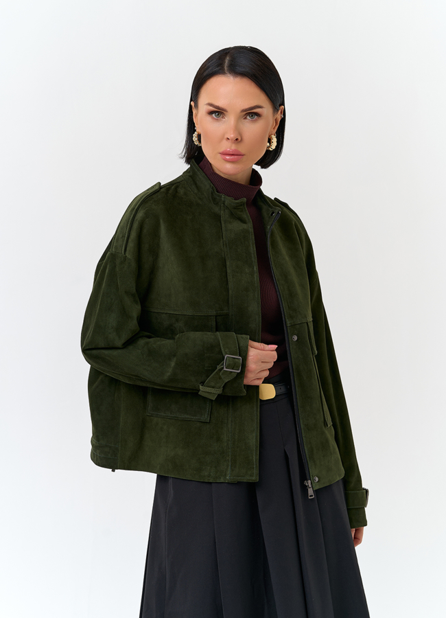 Женская куртка из натуральной замши зеленого цвета модель № 32727 меха малина