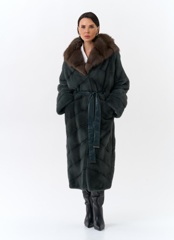 Шуба из меха норки с капюшоном из меха куницы
