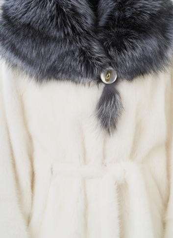 Шуба из норки белого цвета