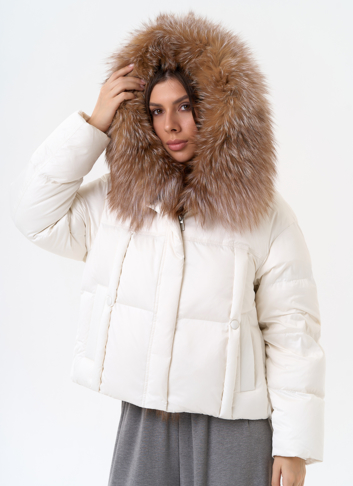 Женский пуховик с капюшоном из меха блюфрост