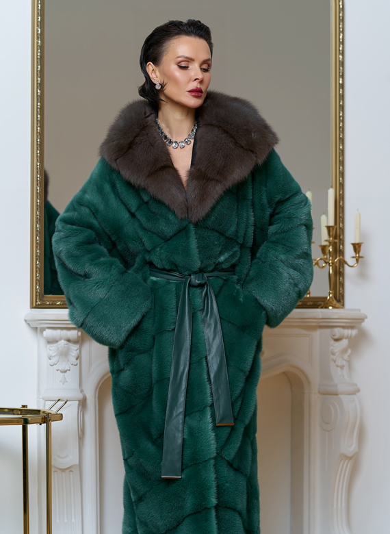 Норковая шуба с капюшоном из меха куницы