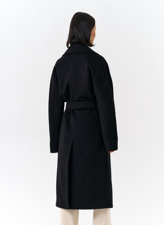 Женское пальто в черном цвете