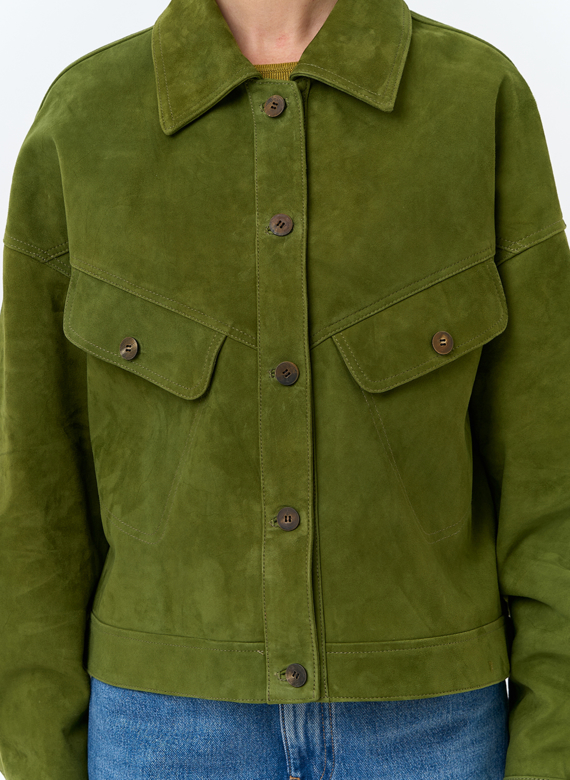 Женская куртка из натуральной замши зеленого цвета