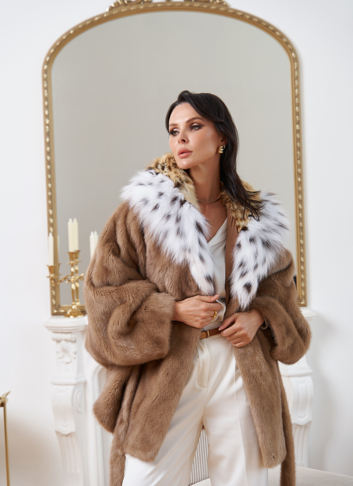 Женская шуба из меха норки с капюшоном 