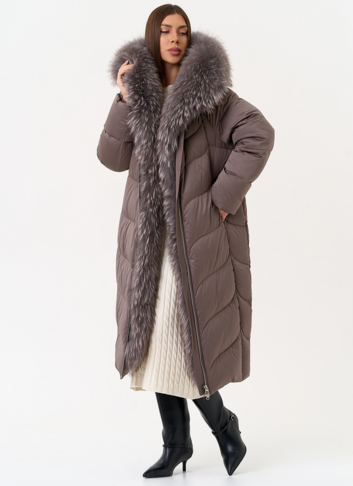 Женский пуховик с отделкой из меха лисы