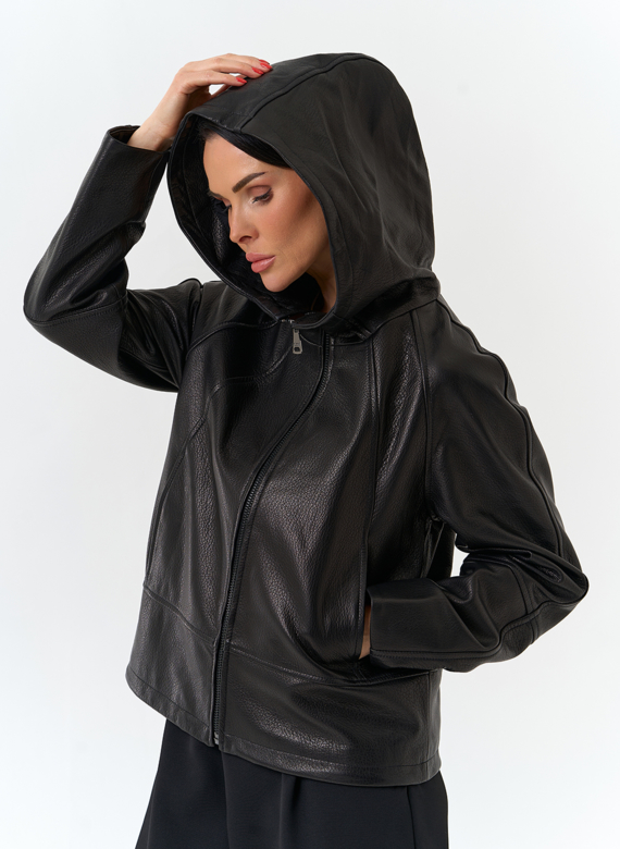 Женская куртка из натуральной кожи с капюшоном