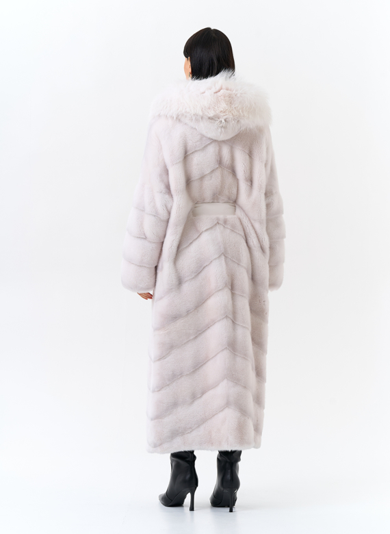 Белая шуба из меха норки с капюшоном из меха енота