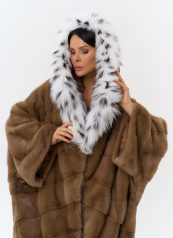 Шуба из меха норки с капюшоном из меха рыси