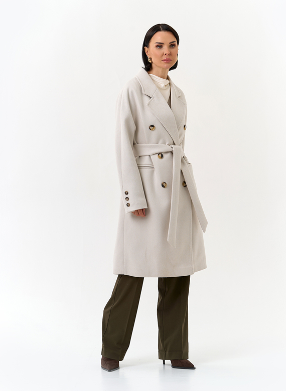 Светлое женское пальто с поясом