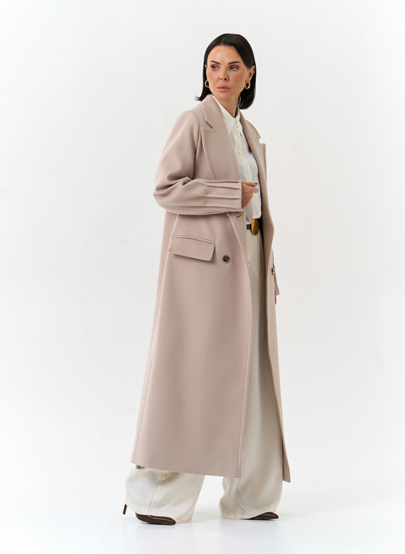 Женское светлое пальто с поясом