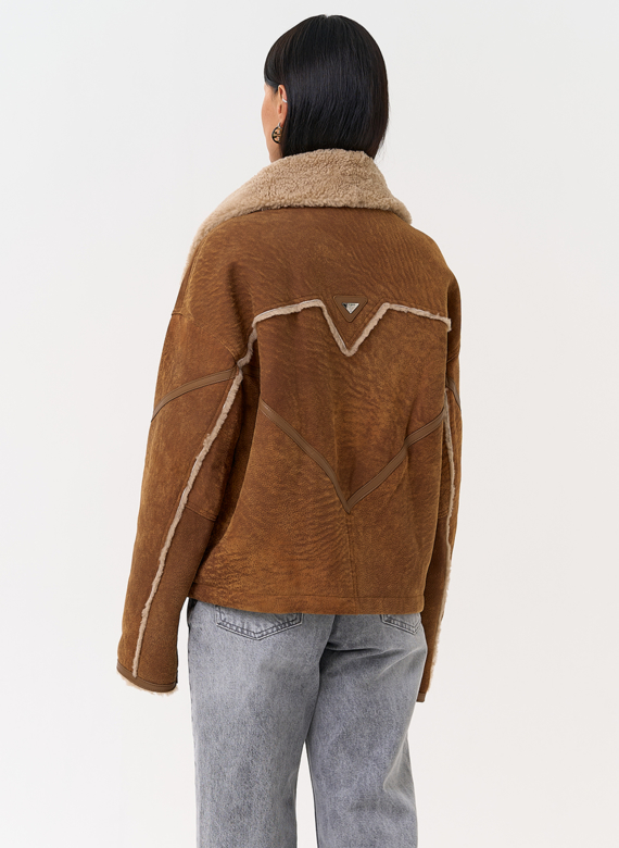 Короткая дубленка с воротником