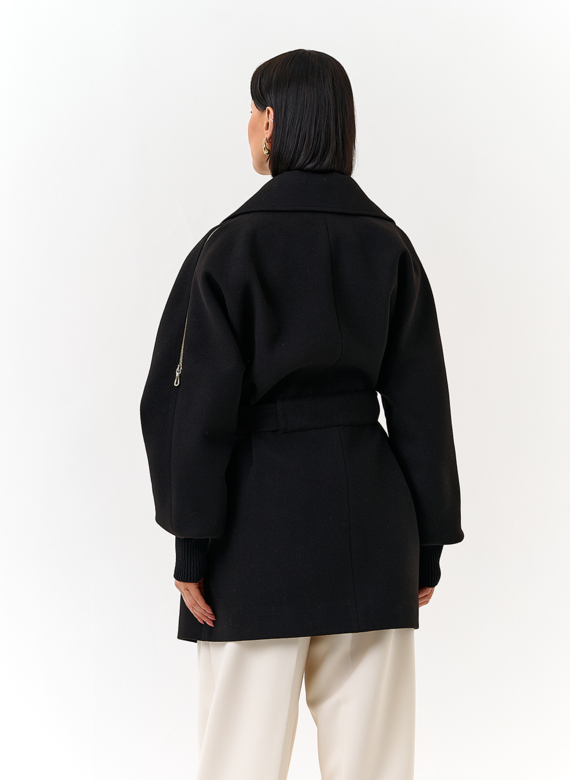 Женское укороченное пальто с декоративными молниями