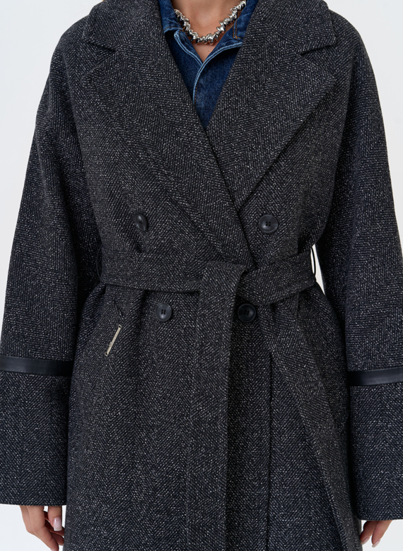 Женское пальто с отделкой из экокожи