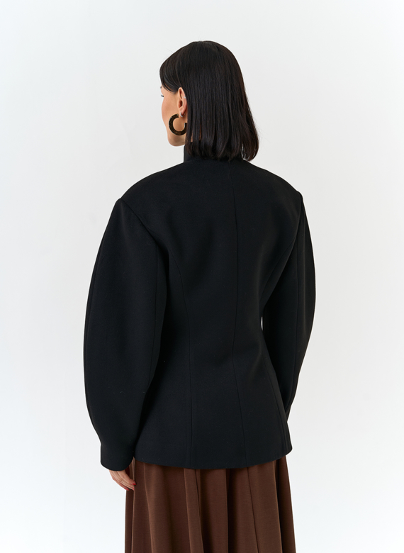 Женское укороченное пальто с акцентными рукавами