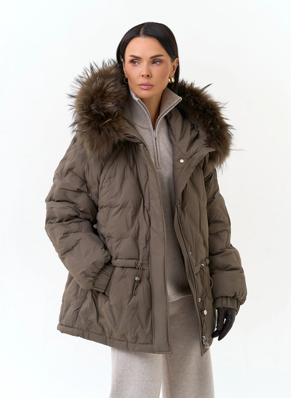 Женский пуховик с мехом енота на капюшоне фото