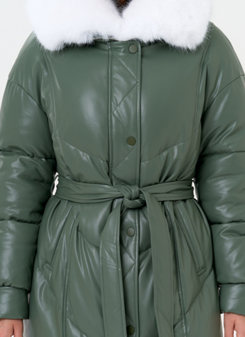 Женский пуховик из эко кожи с отделкой из эко меха