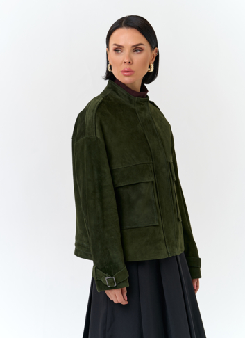 Женская куртка из натуральной замши зеленого цвета