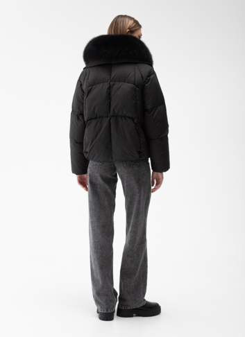 Женский пуховик с отделкой из меха песца