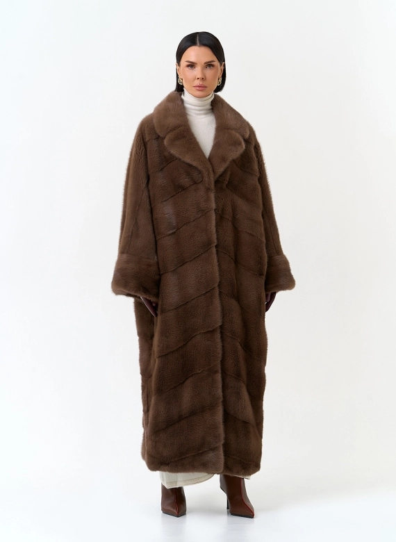Женская шуба из меха норки с английским воротником Женская шуба из меха норки с английским воротником фото
