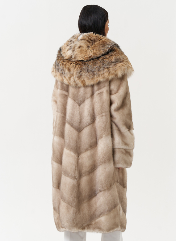 Женская шуба из меха норки с капюшоном из меха рыси