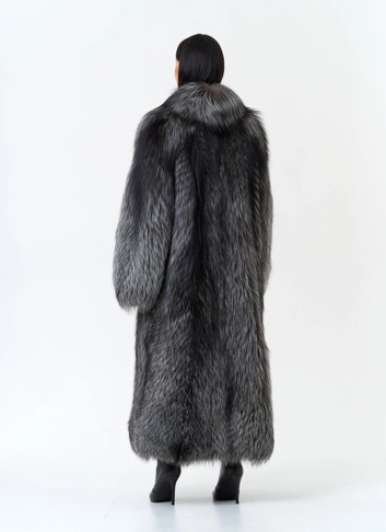 Женская шуба из меха чернобурой лисы фото