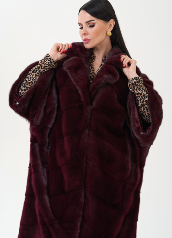 Шуба из меха норки бордового цвета