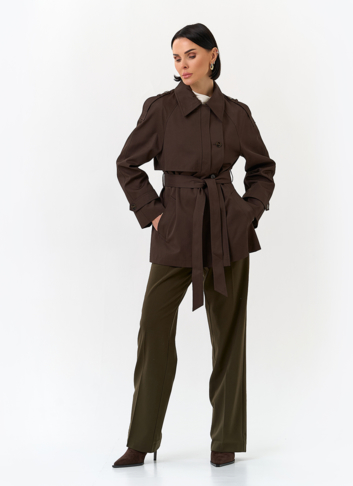 Женский укороченный плащ с поясом