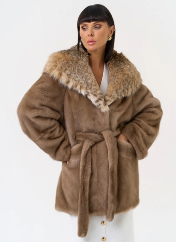 Женская шуба из меха норки с капюшоном из меха рыси Женская шуба из меха норки с капюшоном из меха рыси фото