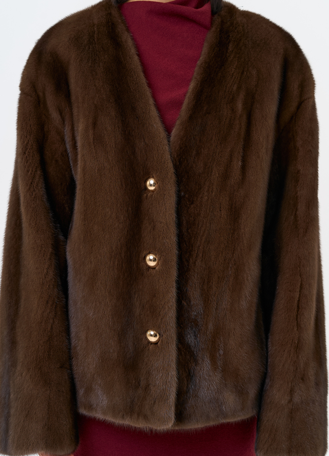 Укороченная шуба из меха норки с акцентными пуговицами модель № 31650 универмаг малина