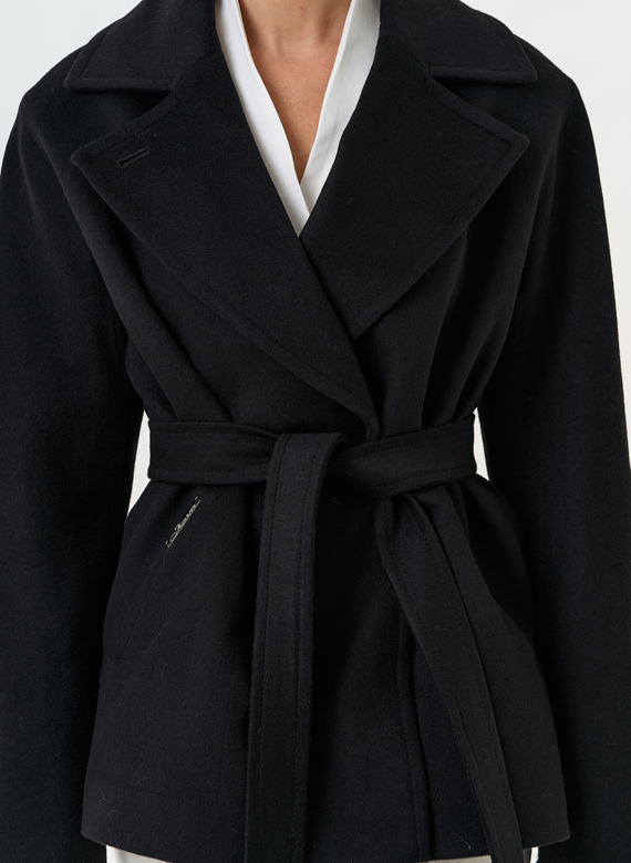 Женское укороченное пальто с английским воротником