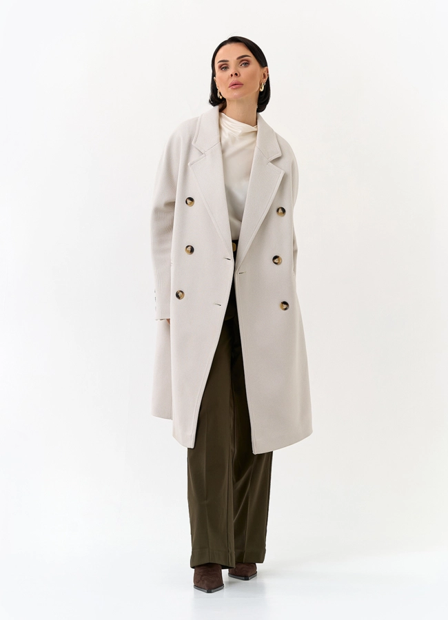 Светлое женское пальто с поясом модель № 32818 меха малина