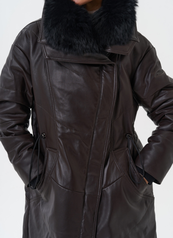 Женский кожаный пуховик с отделкой из натурального меха