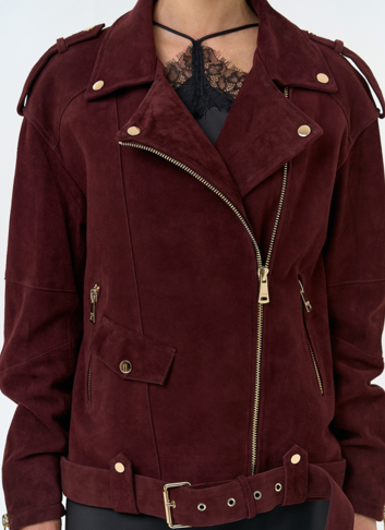 Женская куртка из натуральной замши бордового цвета