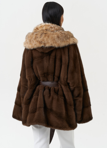 Женская шуба из меха норки с капюшоном из меха рыси