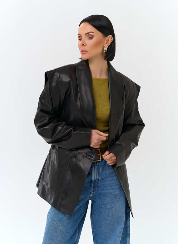 Женская куртка из натуральной кожи с акцентными плечами