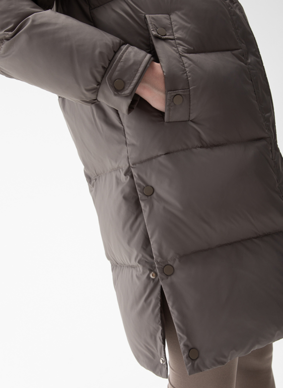 Женский пуховик с капюшоном из меха енота