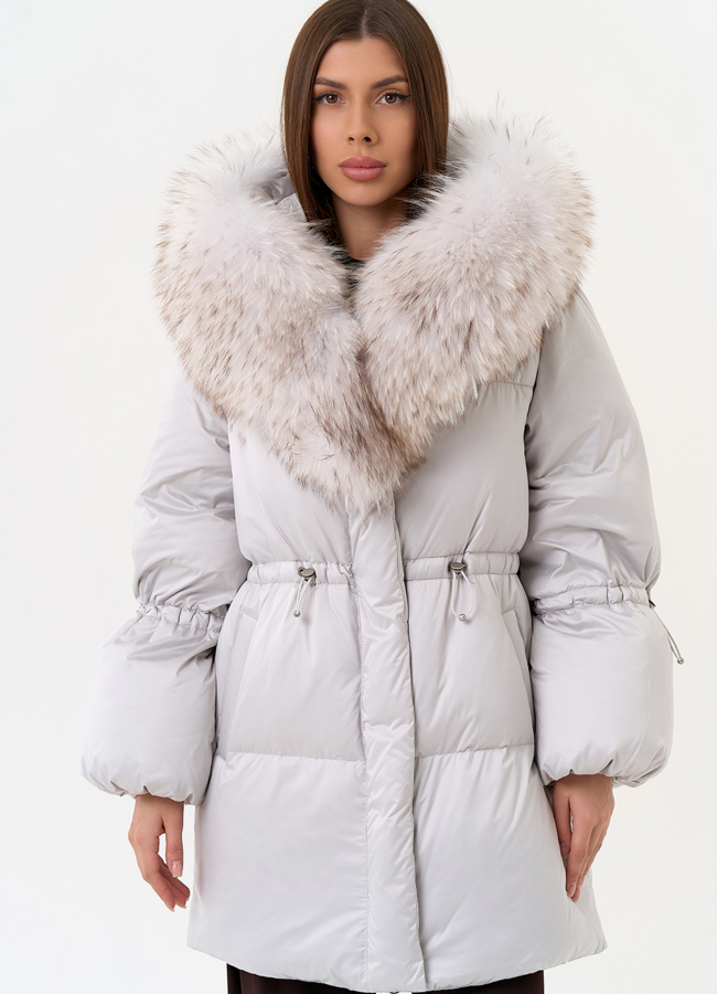 Светлый пуховик с капюшоном из меха лисы модель № 31700 меха малина