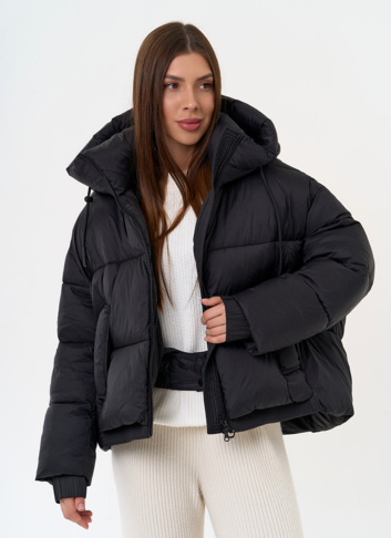 Женский короткий пуховик черного цвета